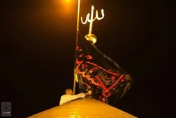 Schwarze Trauerflagge auf Kuppel des Heiligtums von Muslim ibn Aqil gehisst + Bilder