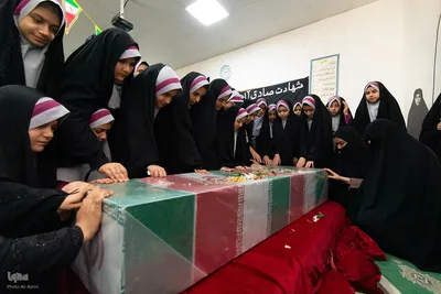 آیین استقبال از پیکر شهید گمنام در دبستان کمائی اصفهان