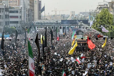 Millionen Menschen bei Trauerfeier für Märtyrer Ayatollah Raisi und seine Gefährte