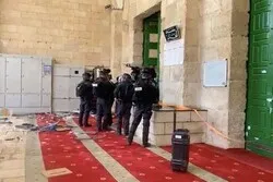 Une pierre du mur sud de l'ancienne salle de prière de la mosquée Al-Aqsa s'effondre