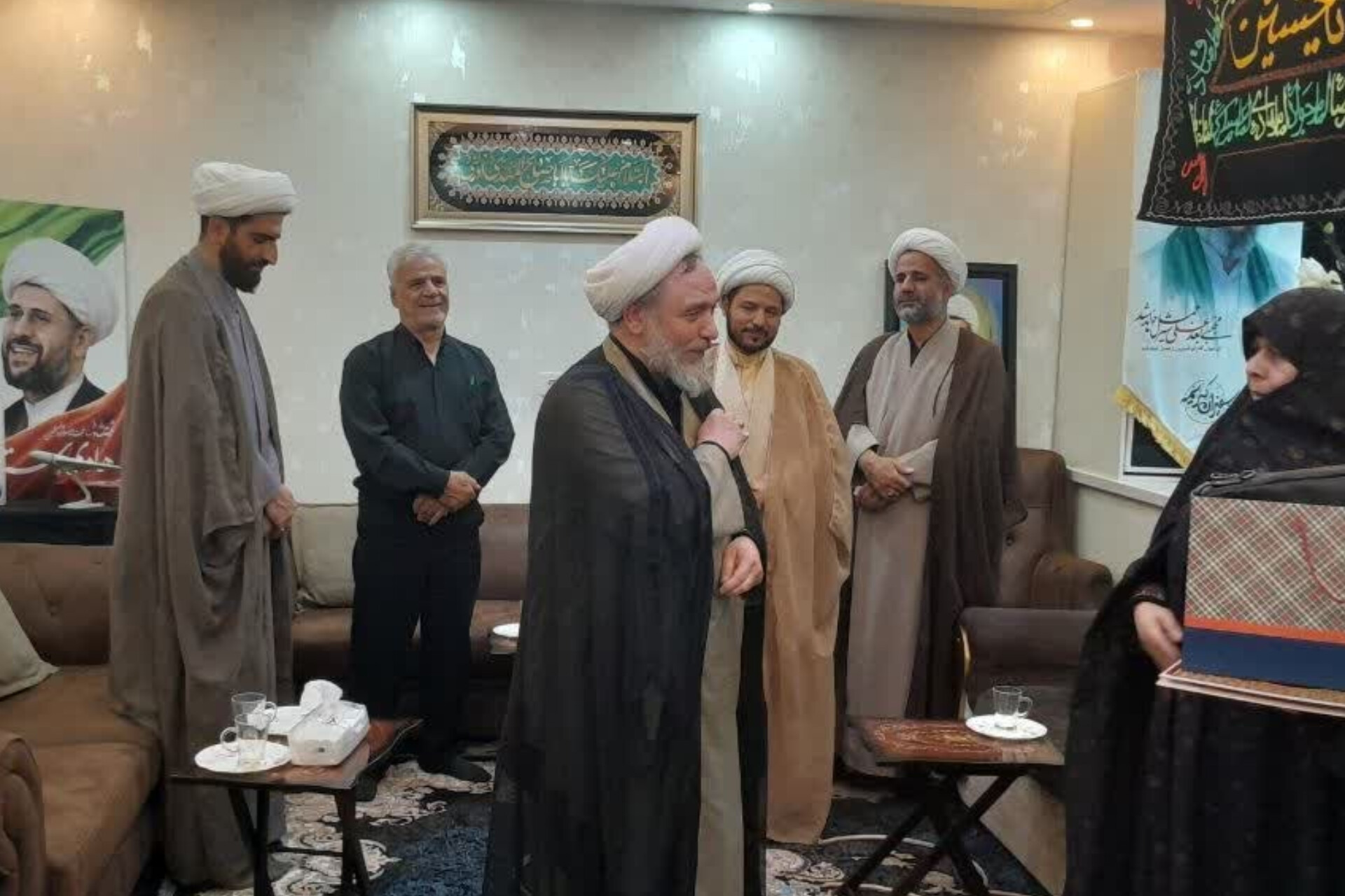 تجلیل مسئول سازمان بسیج اساتید، طلاب و روحانیون کشور از خانواده روحانی شهید هادی استاد تجلیل مسئول سازمان بسیج اساتید، طلاب و روحانیون کشور از خانواده روحانی شهید هادی استاد
