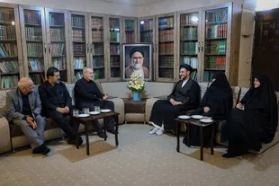 دیدار  پزشکیان با خانواده شهیدان حجت‌الاسلام خطیب و امیر موسوی
