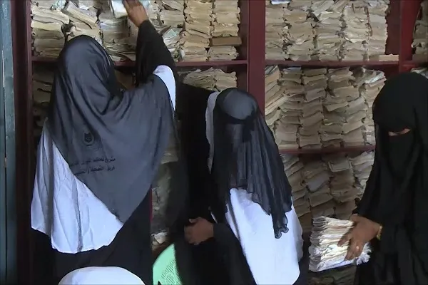 Somalili kadınların eski Kur'an nüshalarının gönüllü onarımı