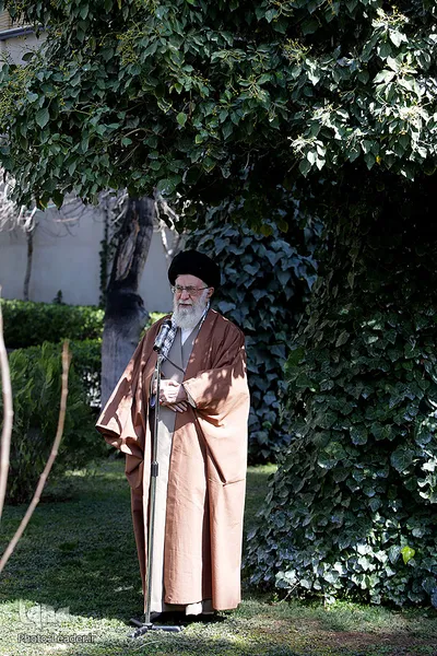 کاشت نهال در هفته منابع طبیعی توسط رهبر انقلاب