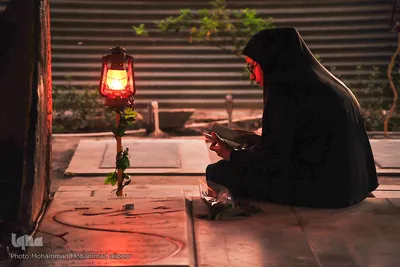 اینجا شمعی روشن است 