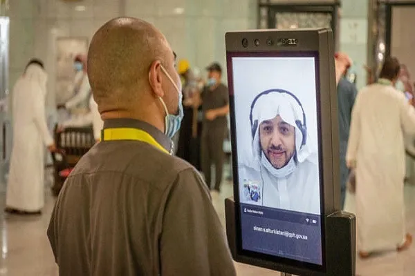 Comment les robots de la Grande Mosquée aident-ils les pèlerins ?