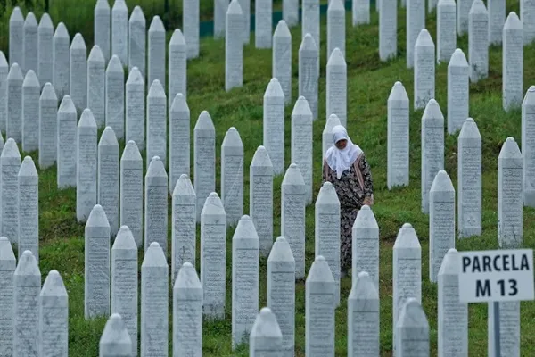 Srebrenitsa qırğınında ölənlərin xatirəsi anılır