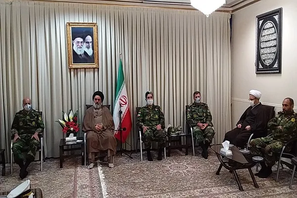 ارتش جمهوری اسلامی ایران همواره در کنار مردم ایستاده است