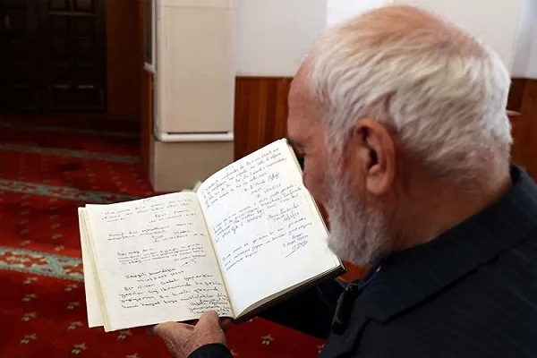 Emekli imam, 118 ülkeden ziyaretçinin cami anılarını defterinde topladı