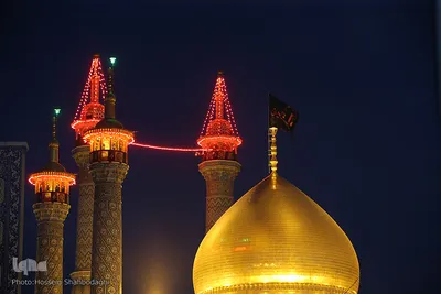 تعویض پرچم گنبد حرم رضوی در آغاز ماه محرم