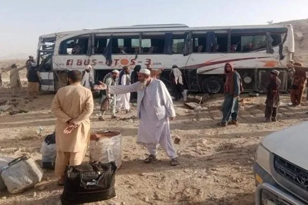 په افغانستان کې د دوو ترافيکي پېښو له امله ٢٥ تنه مړه او ټپيان شول