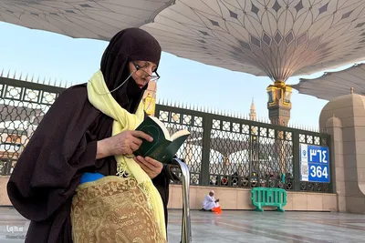 در آستان بقیع