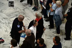 Etats-Unis : des religieux évacués du Sénat par la police