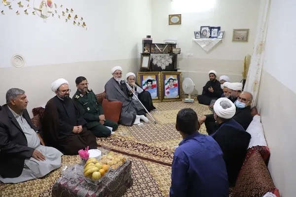 دیدار با خانواده‌های شهید روحانی در زاهدان