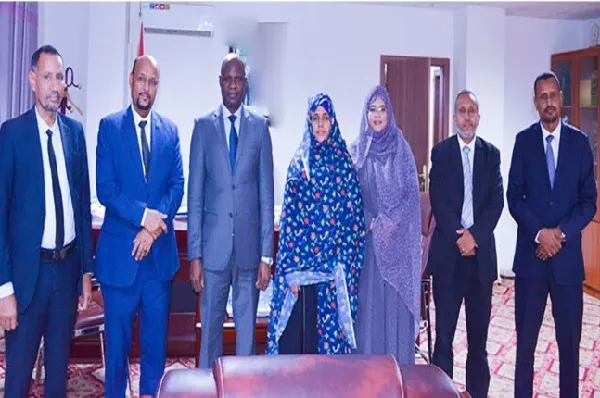 Le ministre mauritanien reçoit la gagnante du concours coranique de Dubaï