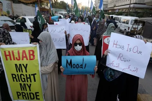 پاکستان کاردار هند را در اعتراض به ممنوعیت حجاب احضار کرد