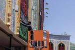 El Departamento de Cuidado del Santuario instala pendones de luto por Ashura