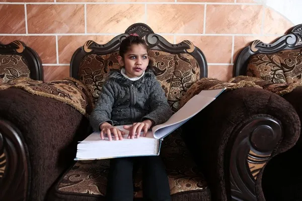 كفيفة فلسطينية حفظت القرآن كاملاً بعد 7 أعوام على ميلادها