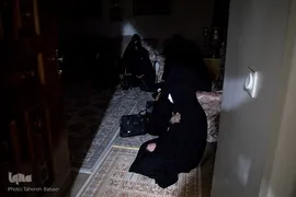 خانه‌ها از ماتم حسین(ع) سیاه شدند و از نور و معنویت محافل حسینی روشن و گرم شدند. درس‌های زینبی نیز امسال در حسینیه‌های خانگی تکرار شد
