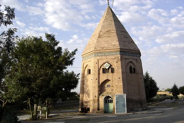 امامزاده  سلطان مطهر بومهن با ۶۰۰ سال قدمت؛ منتظر تعیین هیئت امنا