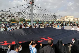 اهتزاز پرچم حضرت سیدالشهدا در میدان امام حسین علیه السلام