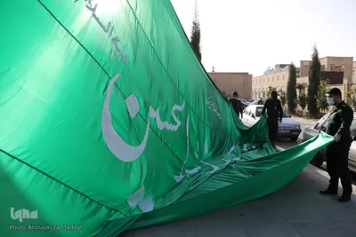 اهتزاز پرچم متبرک به نام امام حسین(ع) در بین‌الحرمین شیراز‎‎