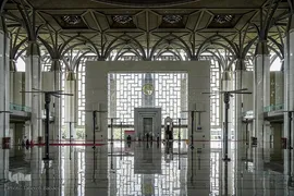 مسجد نقره‌فام مالزی؛ سازه‌ای آهنین
