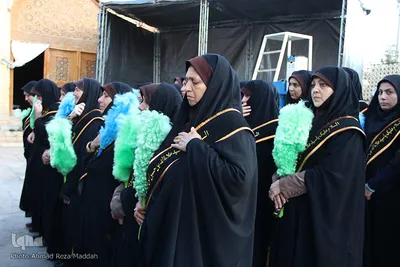 اهتزاز پرچم عزا بر فراز گنبد حرم حضرت سيدعلاءالدين حسين‌بن‌ موسي‌الكاظم(ع)
