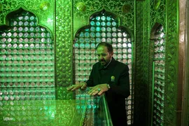 آیین غبارروبی حرم مطهر حضرت احمدبن موسی الکاظم علیهماالسلام، با حضور خانواده‌های مکرم شهدا