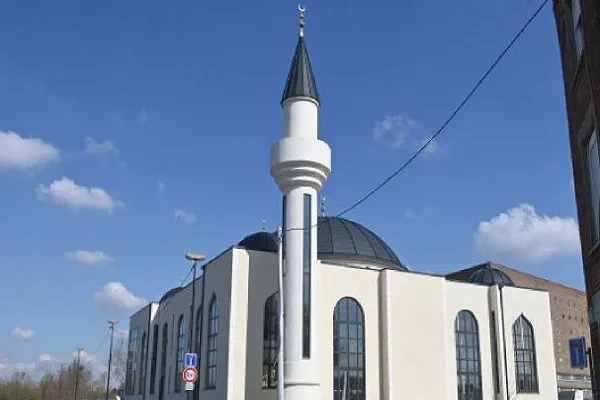 Fransa'da iki mescide İslam karşıtı yazılar yazıldı