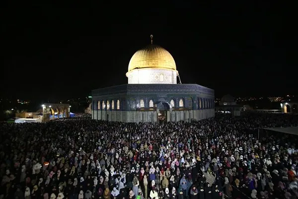 حضور 400 هزار فلسطینی در لیلة‌القدر مسجدالاقصی