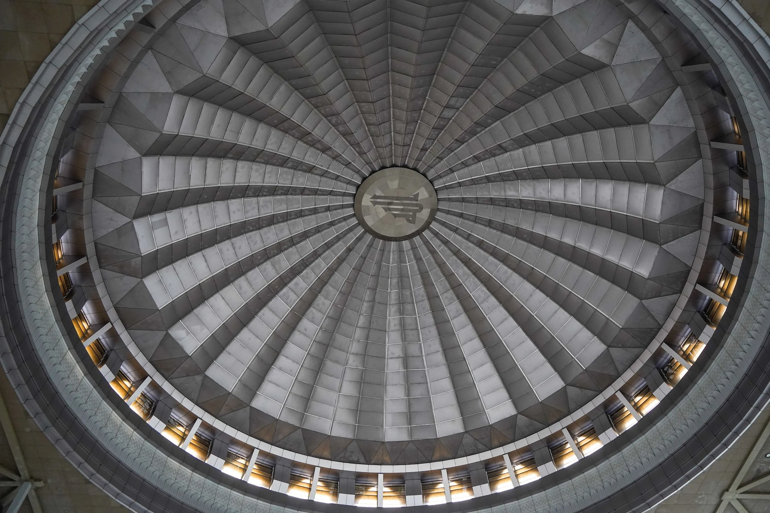 Malezya'da su üzerinde çelik camii