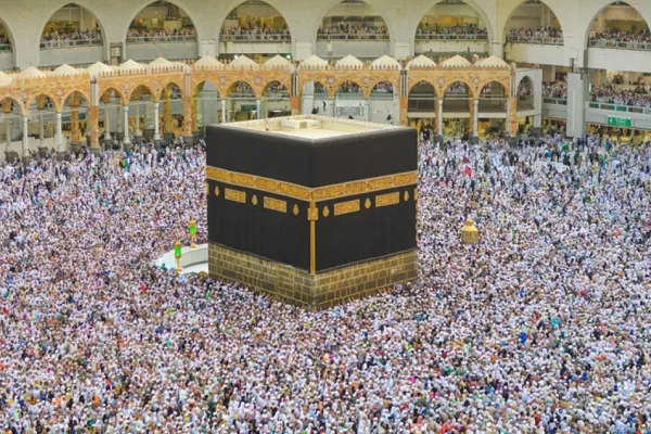 حشود ضخمة في طواف الوداع بآخر ساعة من مناسك الحج