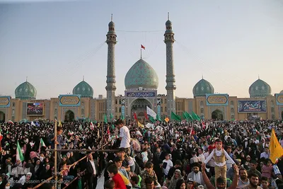 اجتماع خانوادگی همخوانی سرود «سلام فرمانده» در مسجد مقدس جمکران 