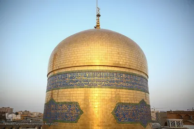 تعویض پرچم گنبد حرم مطهر رضوی در آغاز ماه محرم‎