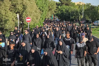 حضور عاشقان حسینی در مراسم پیاده‌روی جاماندگان اربعین ارومیه‎