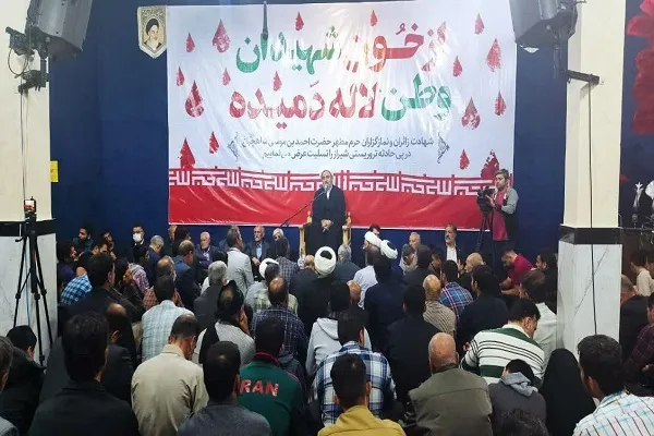 تجمع جامعه قرآنی اراک برای همدردی با خانواده شهدای شاهچراغ(ع)