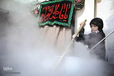 کودکان هم پای بزرگترها، دیگ سمنو رو هم می زنند
