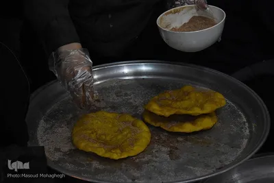 پخت و توزیع نان محلی در سمنان