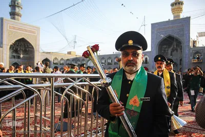تعویض پرچم گنبد حرم امام رضا(ع)‎