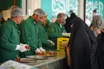 خادمی رزمندگان لشکر‌۱۴ امام حسین(ع) اصفهان در چایخانه حضرت رضا(ع)