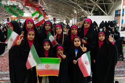تجدید بیعت دختران و مادران اصفهانی با رهبر انقلاب در گلستان شهدا