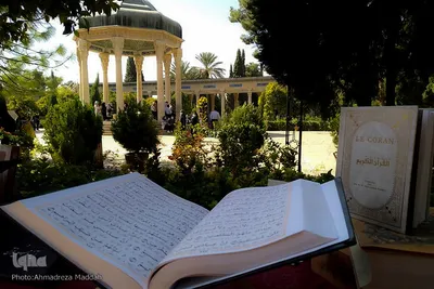 گلباران آرامگاه خواجه اهل راز در روز «حافظ»
