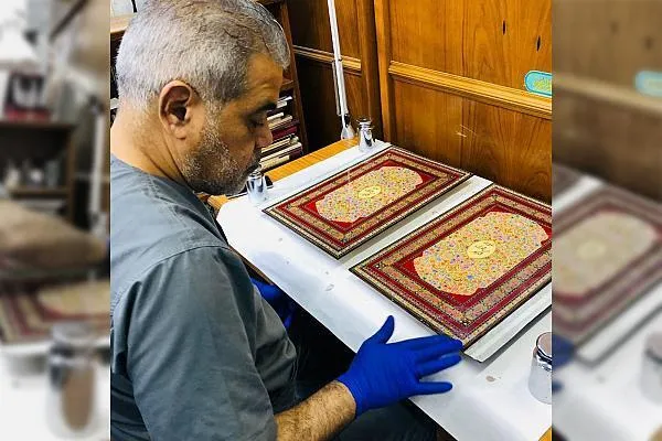 Eski bir Kur'an cildinin Hz. Abbas'ın haremi tarafından restorasyonu