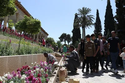 بازدید مسافران نوروزی از آرامگاه حافظ‎‎
