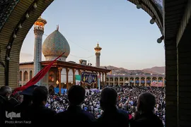 حضور رئیس جمهور در شاهچراغ و دیدار با خانواده شهدا