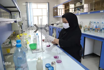 لیلا بورد، 33 ساله است و 6 سال است به عنوان کارشناس در آزمایشگاه شیمی مشغول به کار است.