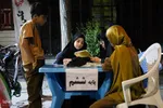 استمرار آموزش در پساجنگ؛ برگزاری کلاس‌های رفع اشکال در حاشیه تجمعات مردمی