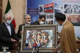 تقدیر از جانفشانی های سربازان گمنان امام زمان(عج) با اهدای یک اثر هنری به وزیر اطلاعات