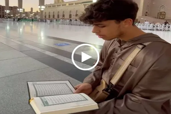 بالصور والفيديو...مغن بريطاني يرتّل القرآن في المسجد النبوي